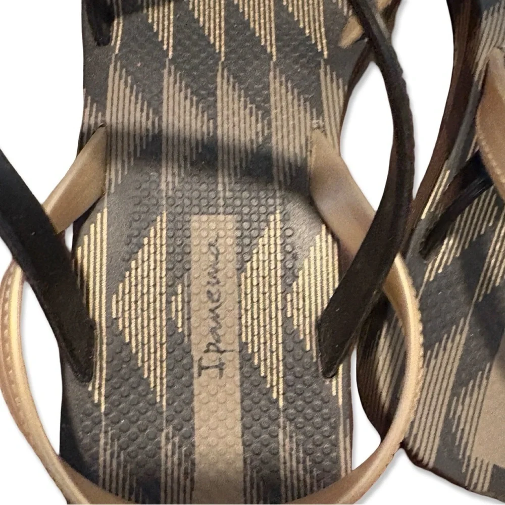 ⭐️IPANEMA Girls Gold and Black Strappy Sandals